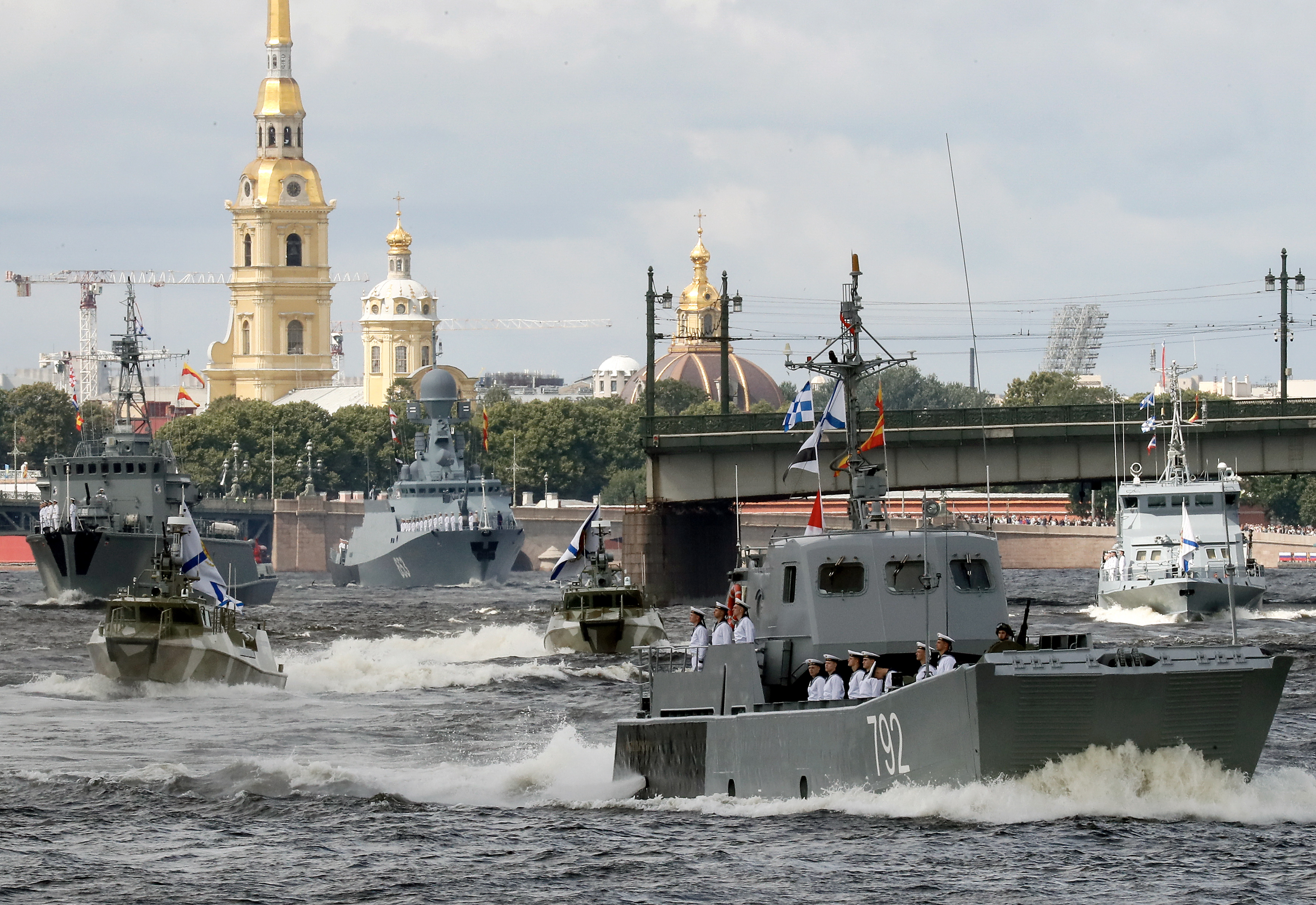 Menschenmassen versammelten sich, um das Spektakel auf See in St. Petersburg zu verfolgen