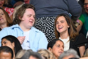 Lewis Capaldi wurde nach dem Kummer in Glastonbury mit Emma Watson in Wimbledon gesichtet
