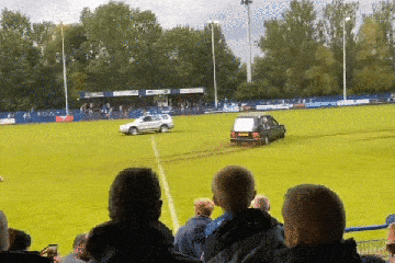 Das Fußballspiel gerät ins Chaos, als maskierte Männer das Leichenwagenfeld stürmen