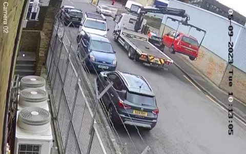 CCTV-Aufnahmen zeigten, wie James‘ Auto angehoben wurde, um doppelte gelbe Linien zu lackieren