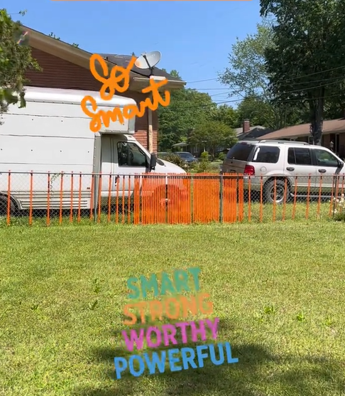 Der neue und verbesserte Zaun mit orangefarbenen, gut sichtbaren Markierungen