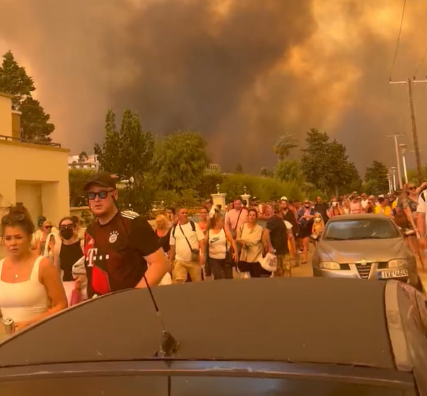 Tausende Touristen mussten fliehen, als die Brände Rhodos verwüsteten