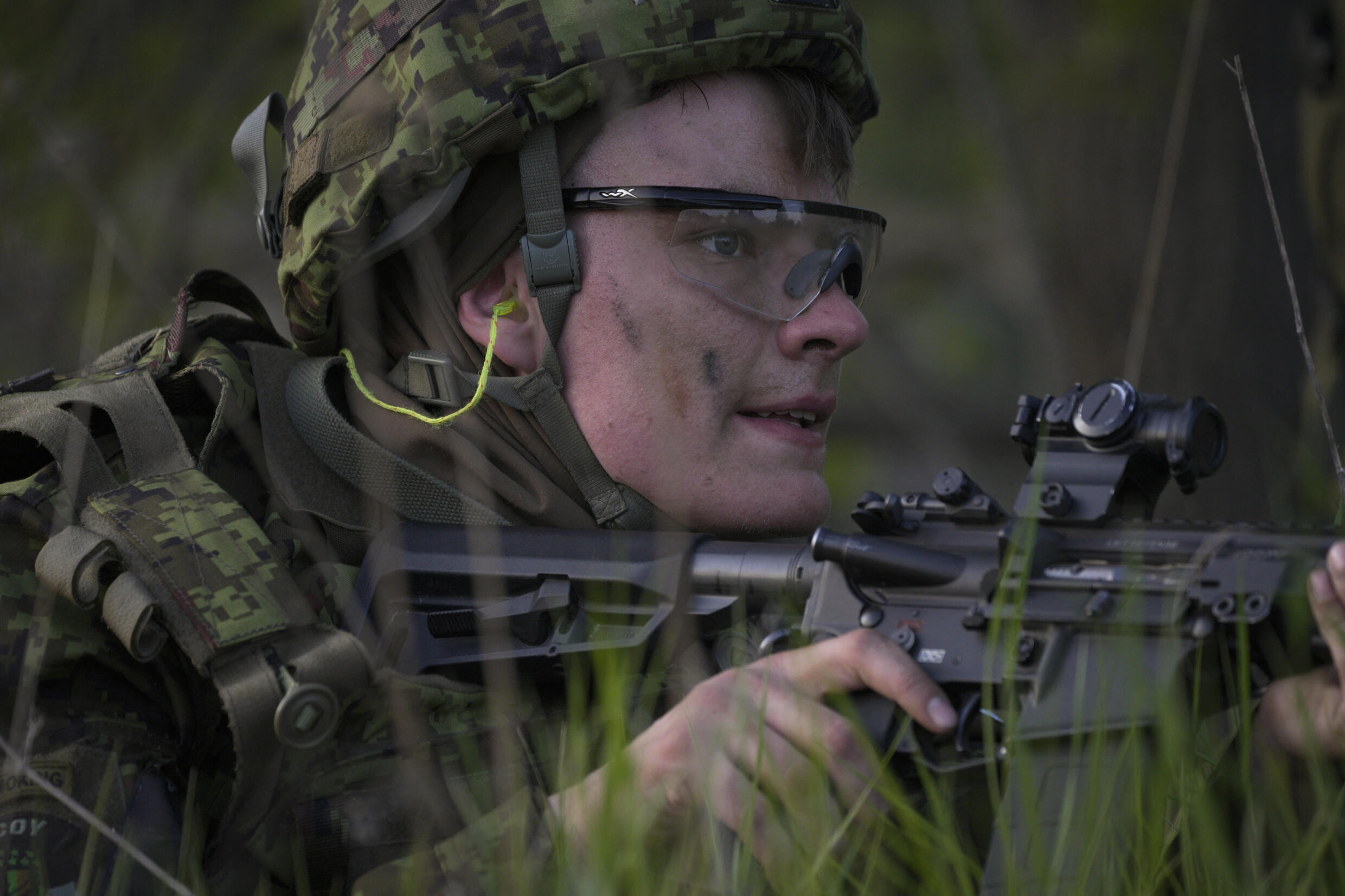 Ein Mitglied der estnischen Streitkräfte (EDF) nimmt am 19. Mai 2023 an den Spring Storm-Übungen der NATO Enhanced Forward Presence (eFP) in Kadrina, Estland, teil.