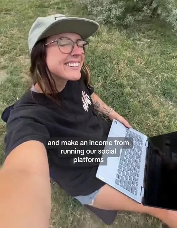 Kayli King verdient online Geld, indem sie ihre sozialen Medien betreibt