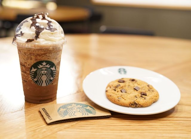 Starbucks-Frappuccino und Kekse