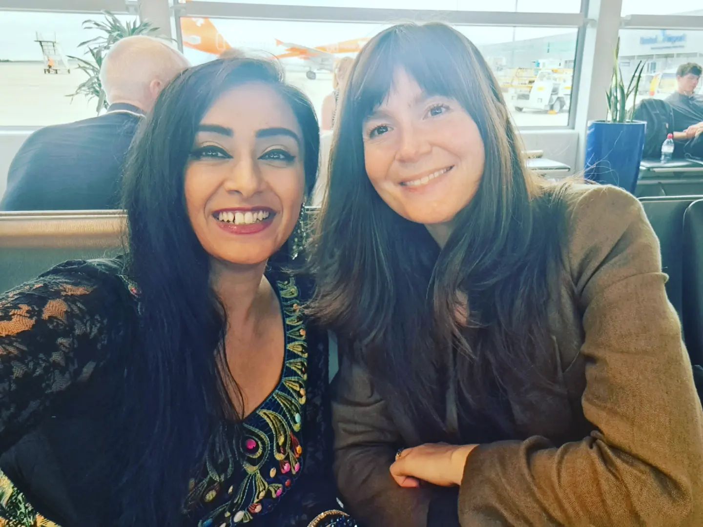 Roo Irvine und Natasha Raskin Sharps von Antiques Road Trip posierten auf Instagram