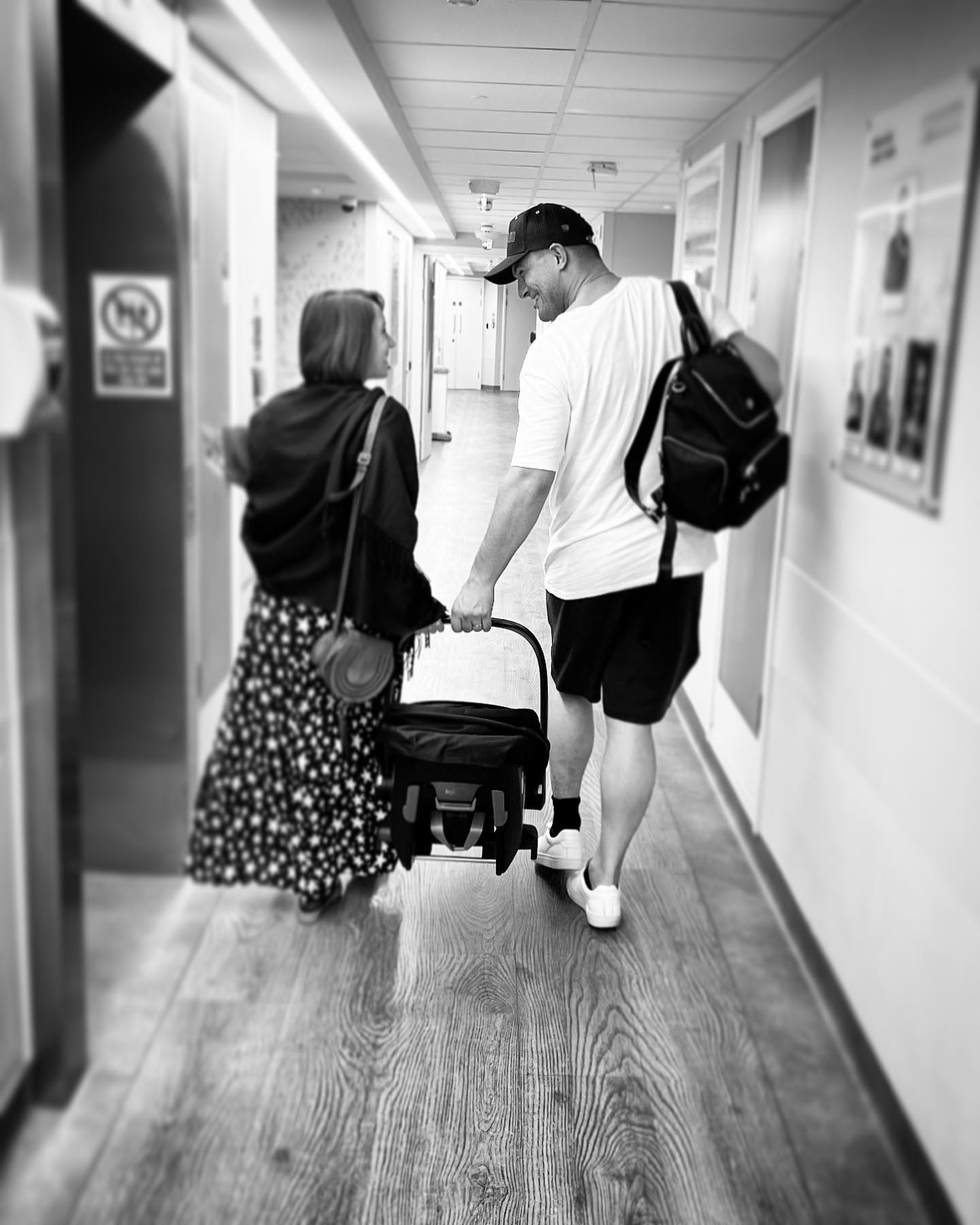 Das Paar teilte ein süßes Foto, als es mit seiner kleinen Tochter das Krankenhaus verließ