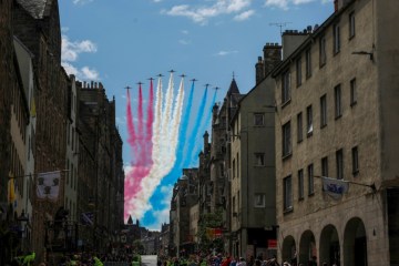 Die Red Arrows der RAF verblüffen königliche Fans mit farbenfrohem Vorbeiflug über Edinburgh