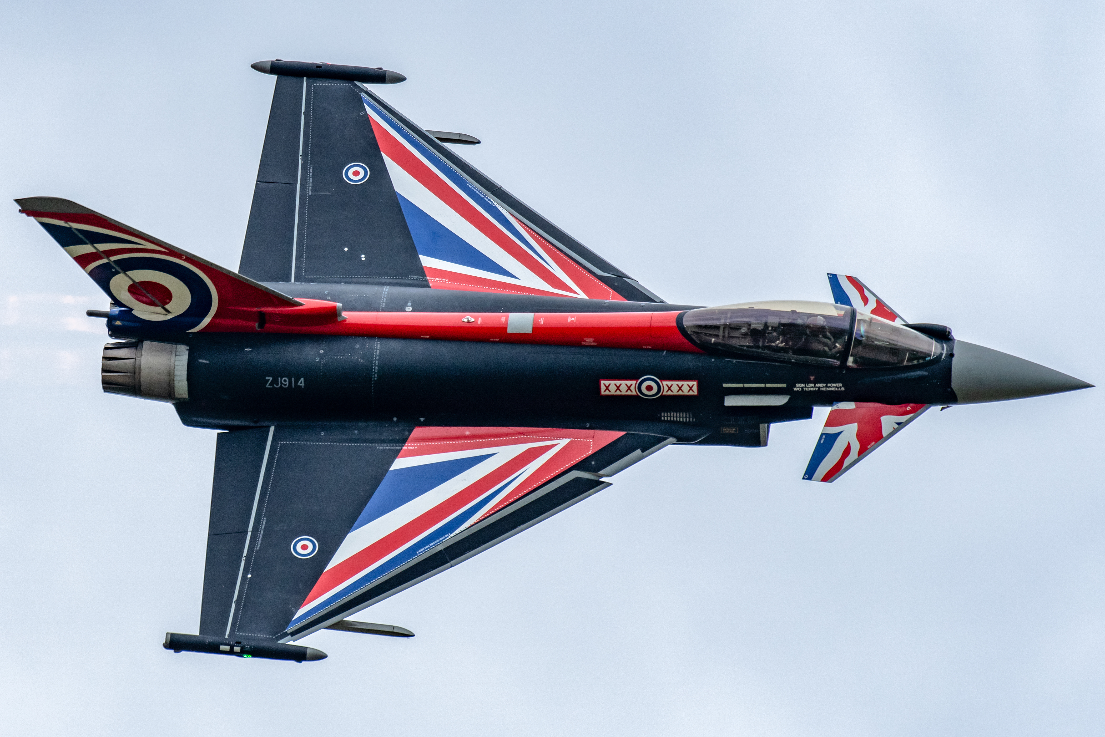Das RAF Typhoon Display Team absolviert einen weiteren Vorbeiflug auf der Messe