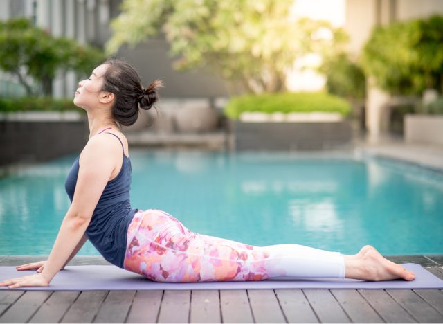 Frau macht Kobra-Yoga-Pose