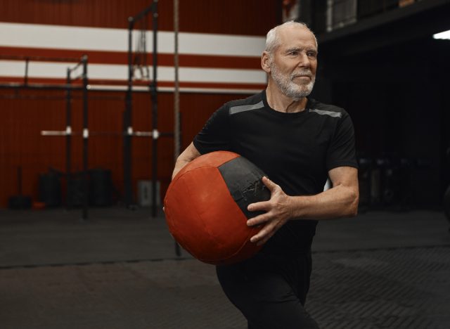 Reifer Mann Medizinball HIIT-Training zur Verlangsamung des Alterns