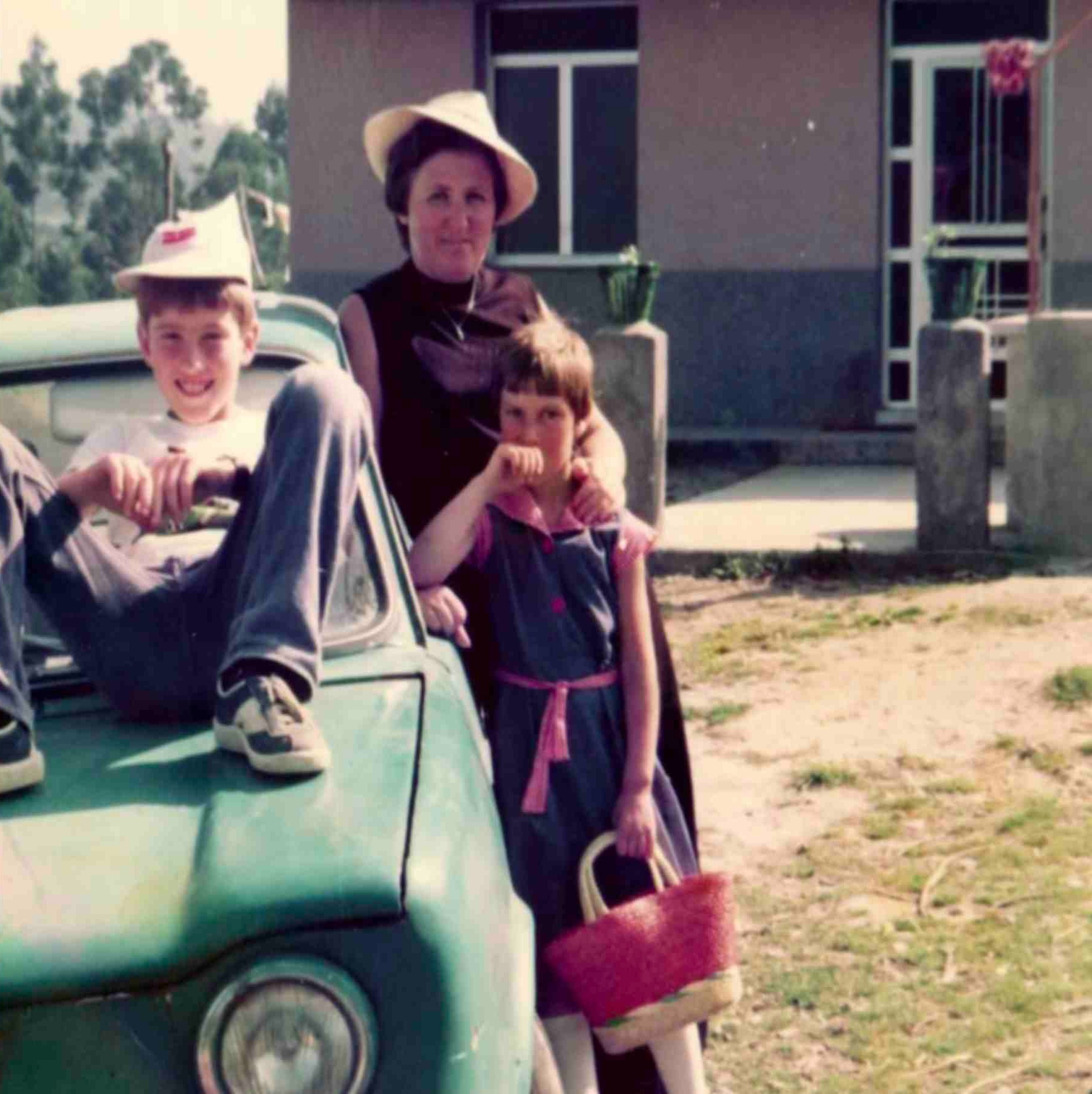 Anton im Bild mit seiner geliebten Mutter Ascension und seiner Schwester Veronica als Kinder