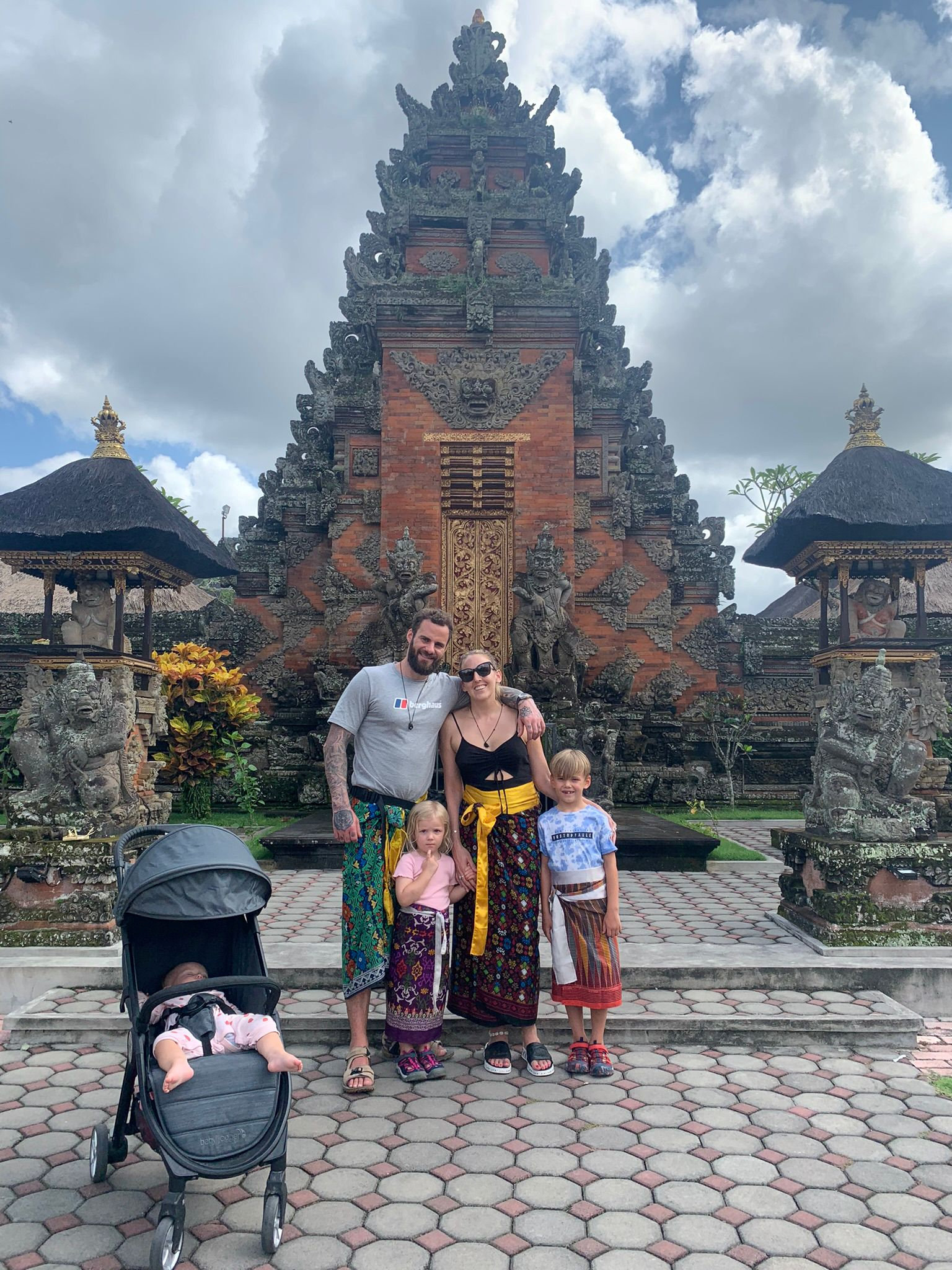 Ihre drei Kinder lieben ihr abenteuerreiches Leben auf der indonesischen Insel, sagt Mark