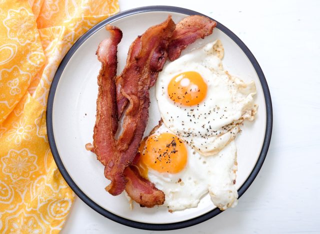 Proteinreiches Keto-Frühstück mit Speck und Eiern