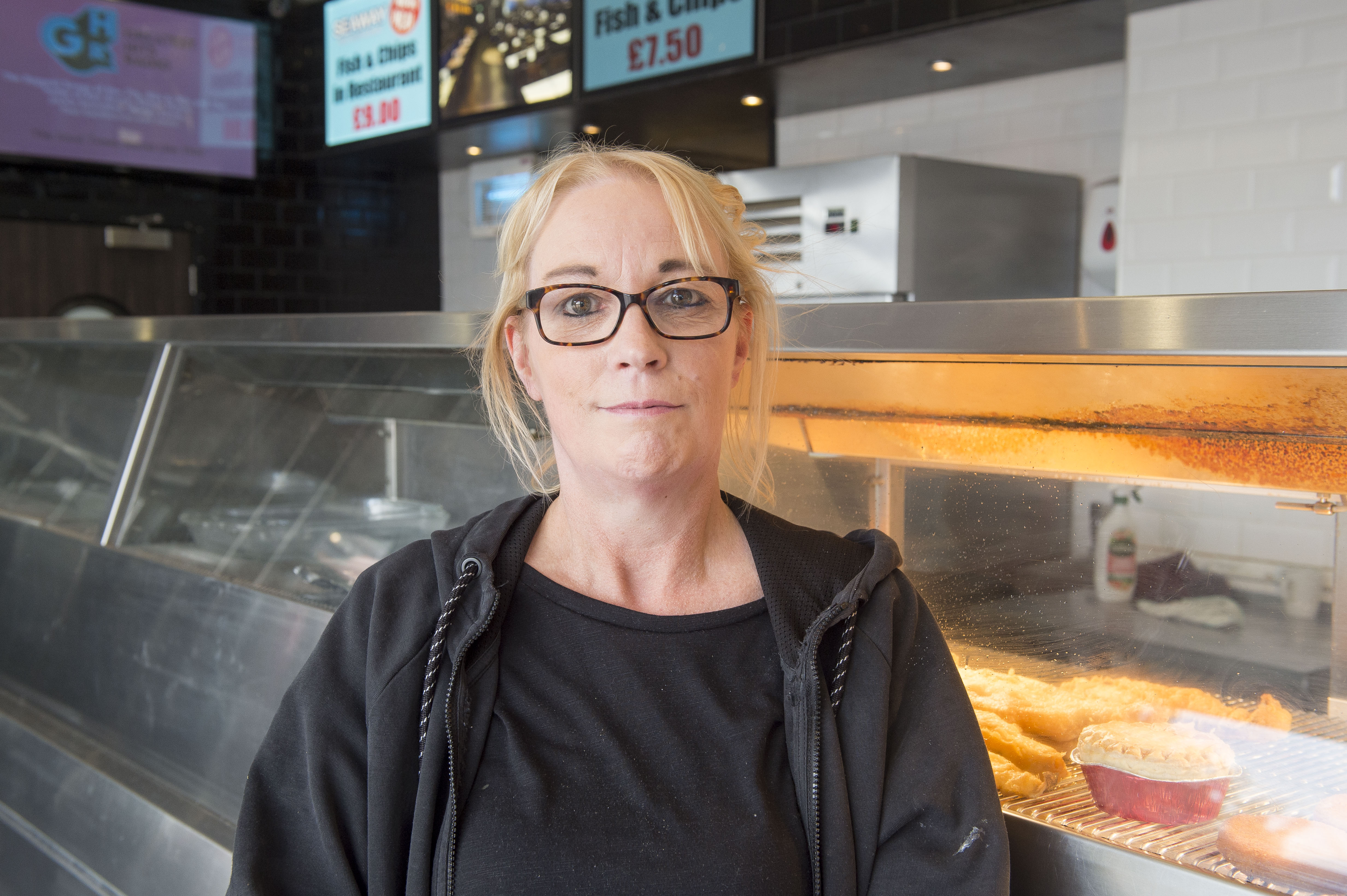 Julie Sachro betreibt den größten Fish & Chips-Laden in der Gegend und sagt: „Niemand hat Geld“