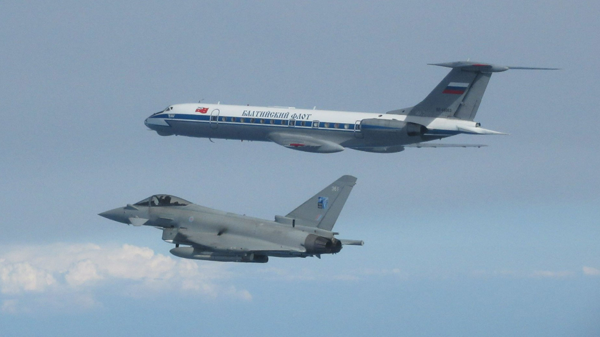 Ein Taifun überwachte im Juni eine Tupolew Tu-134 der russischen Marine nahe der NATO-Grenze genau