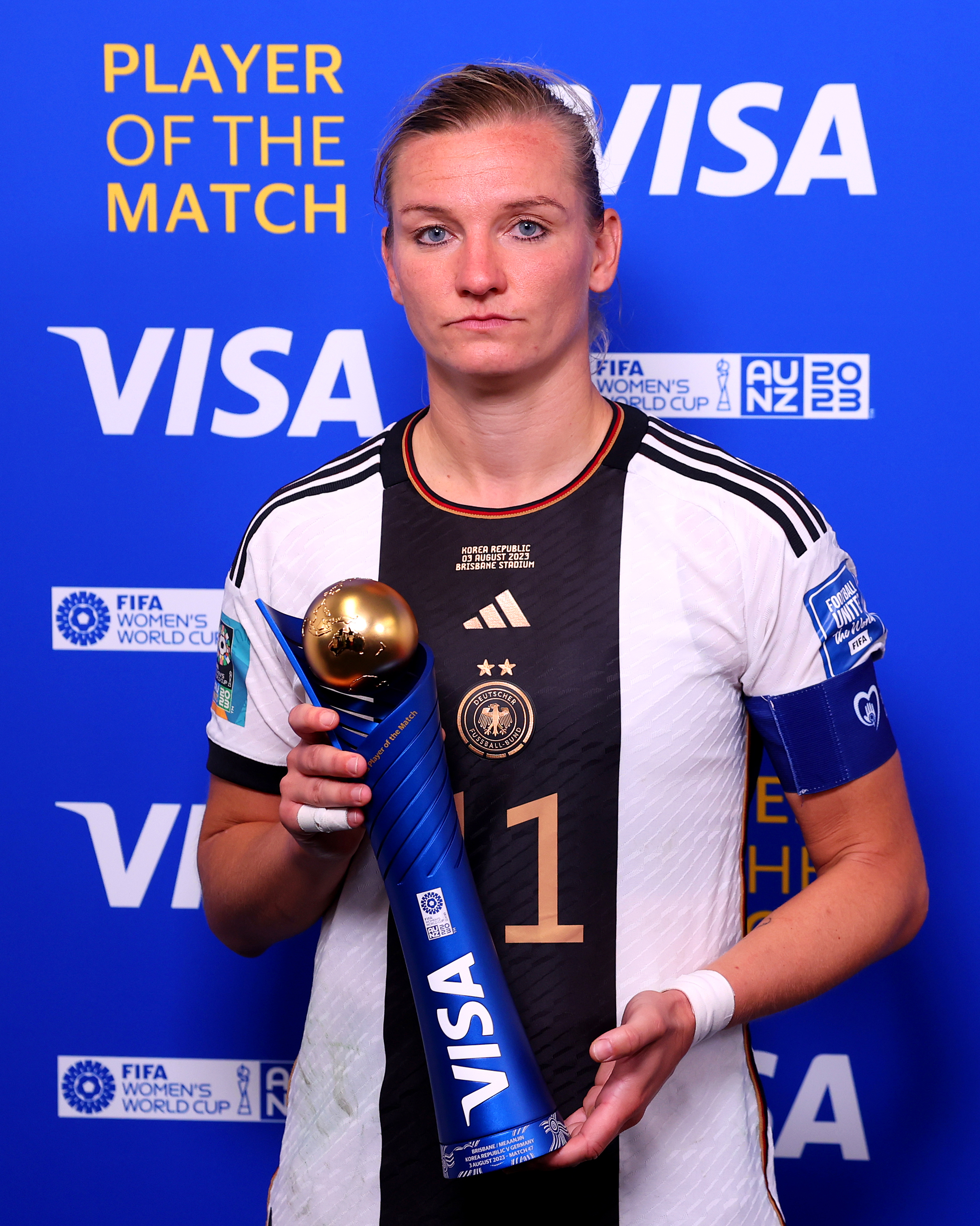 Popp posiert für ein Foto mit ihrer Auszeichnung als Spielerin des Spiels
