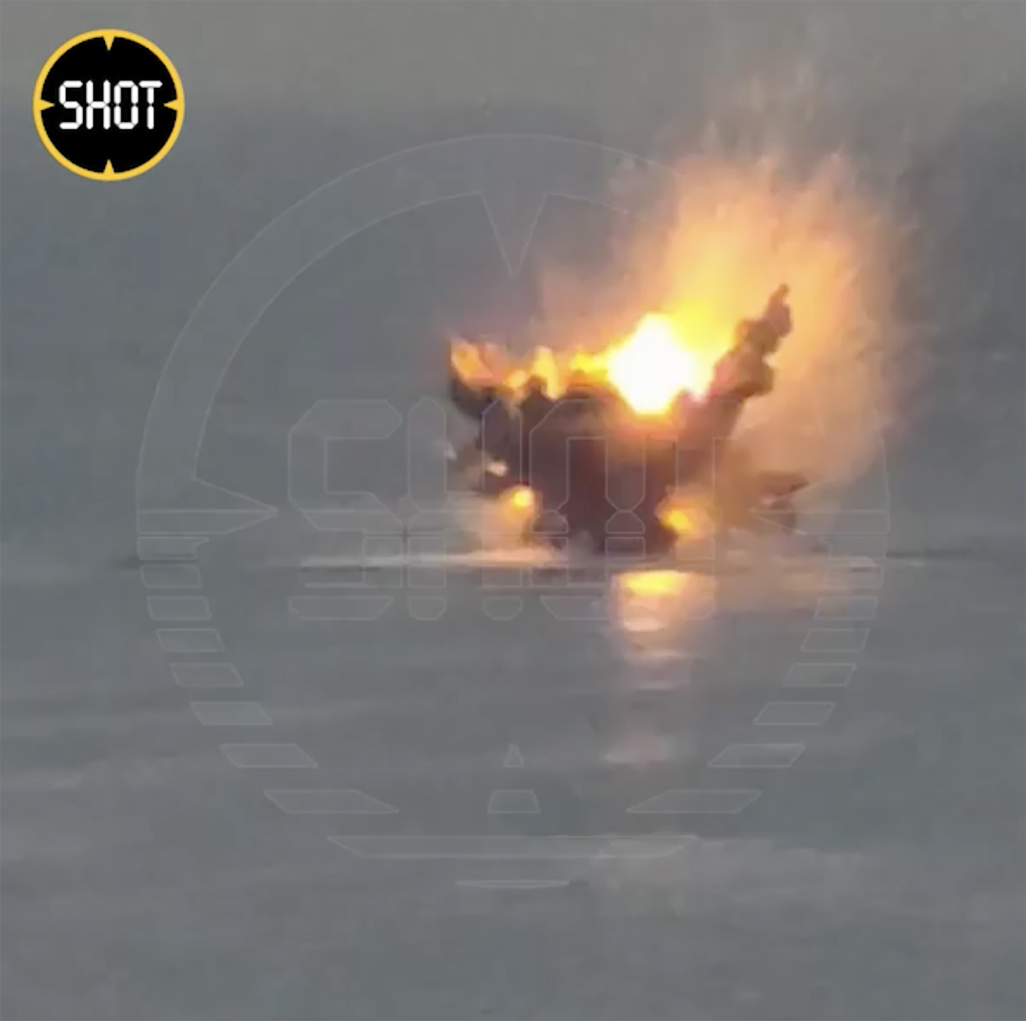 Man sah, wie eine der Drohnen brannte, bevor sie im Schlüsselhafen in einem riesigen Feuerball explodierte