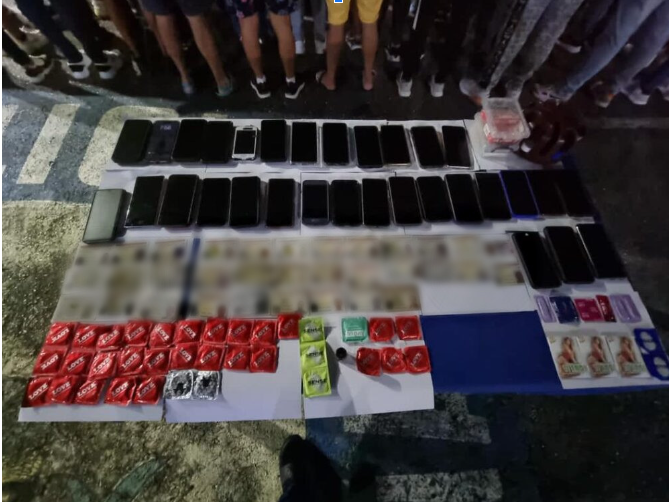 Dieses Foto zeigte die Mobiltelefone und Ausweispapiere der am 23. Juli in Valencia, Venezuela, festgenommenen Männer sowie Kondome.  Unschärfe hinzugefügt vom FRANCE 24 Observers-Team.