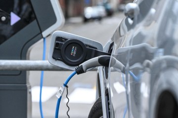 Weniger als die Hälfte der Pendlerparkplätze bieten elektrische Ladegeräte für Elektrofahrzeuge an