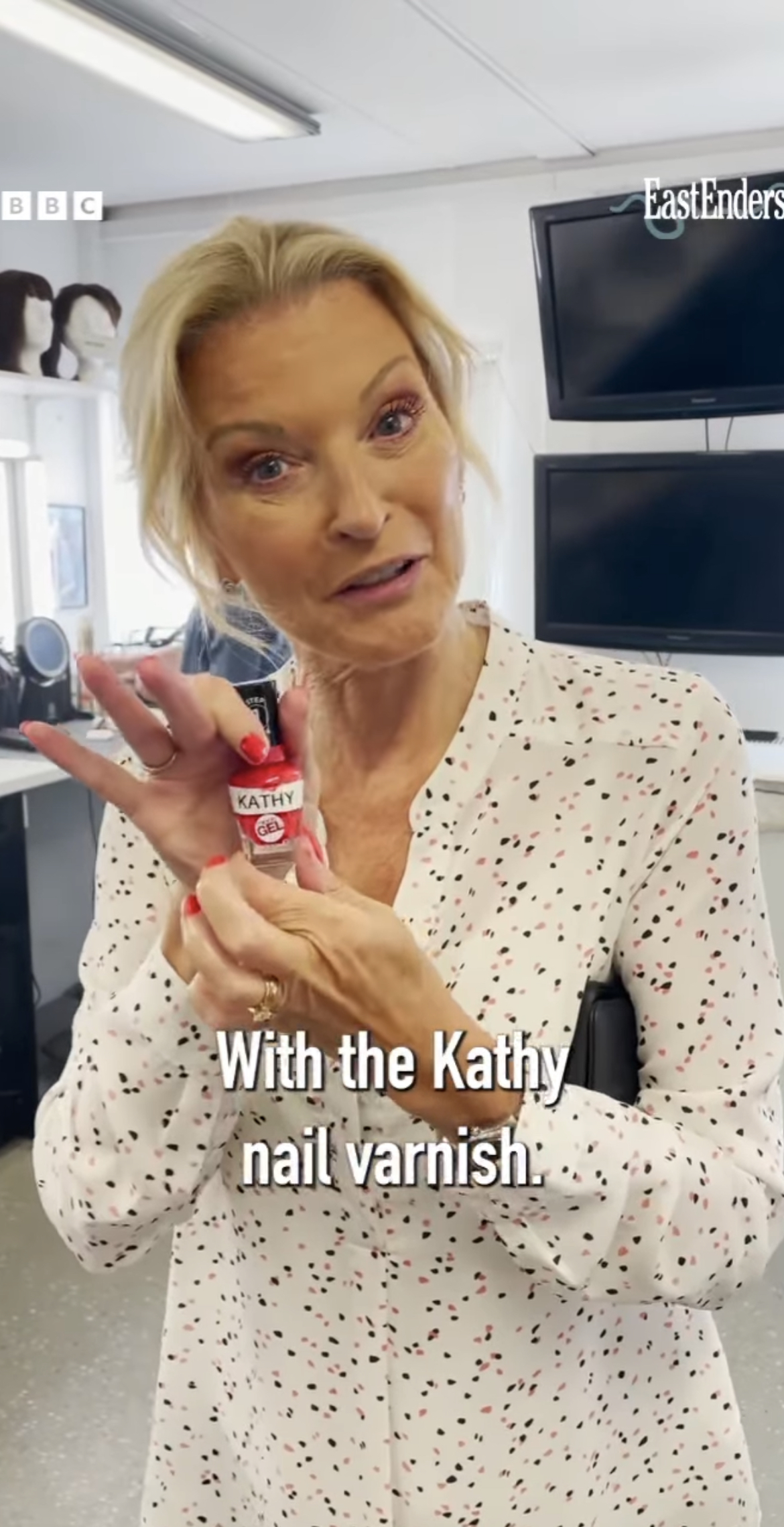 Die Schauspielerin spielt Kathy Beale und hat sogar einen speziellen Nagellack für die Figur