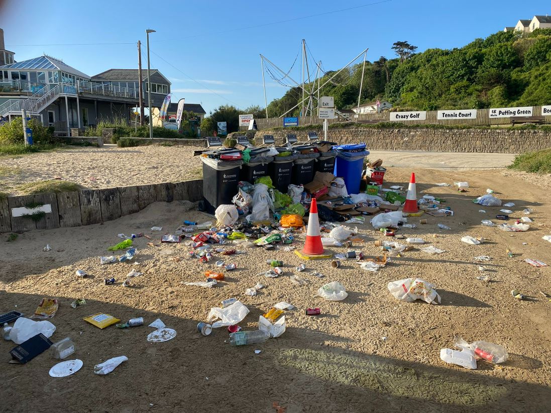 Strandranger Andy musste einmal acht Säcke Müll wegräumen, als die Teenager erst eine Stunde dort waren