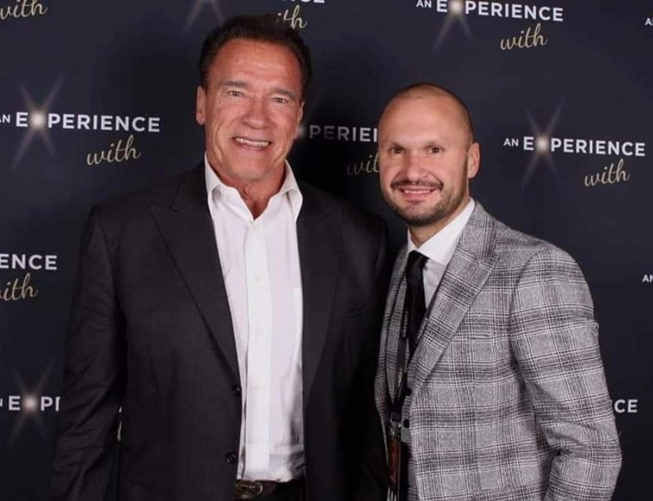 Er posierte auch mit Terminator-Star Arnold Schwarzenegger