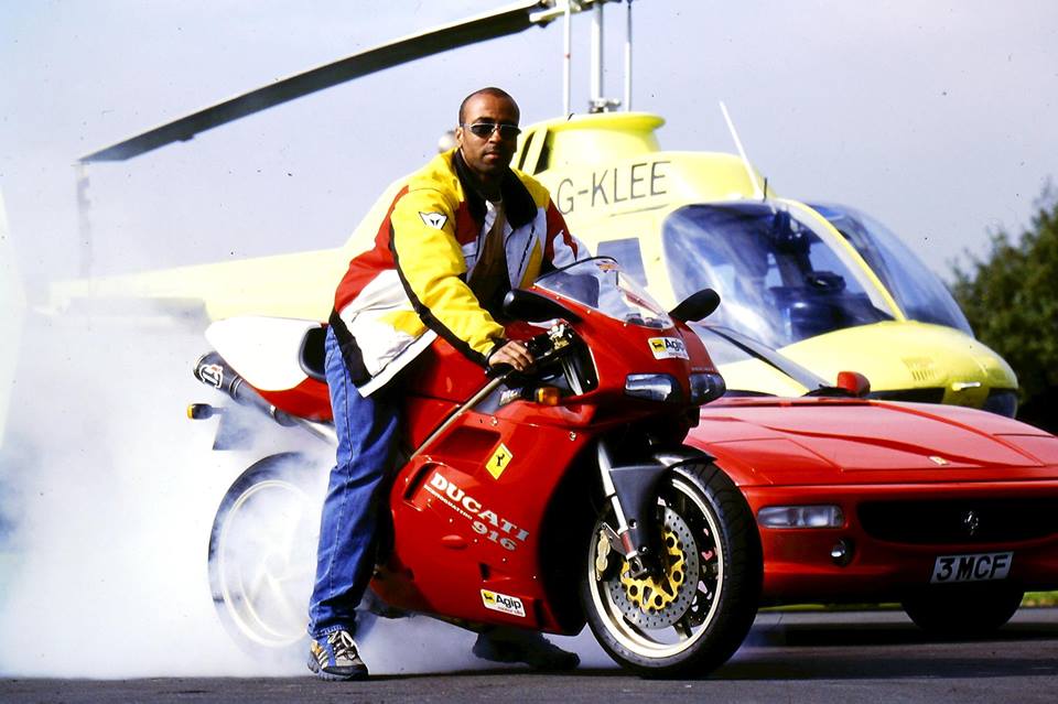 Zusätzlich zu seinen vierrädrigen Fahrten schnappte sich Lee ein Paar Ducati-Superbikes