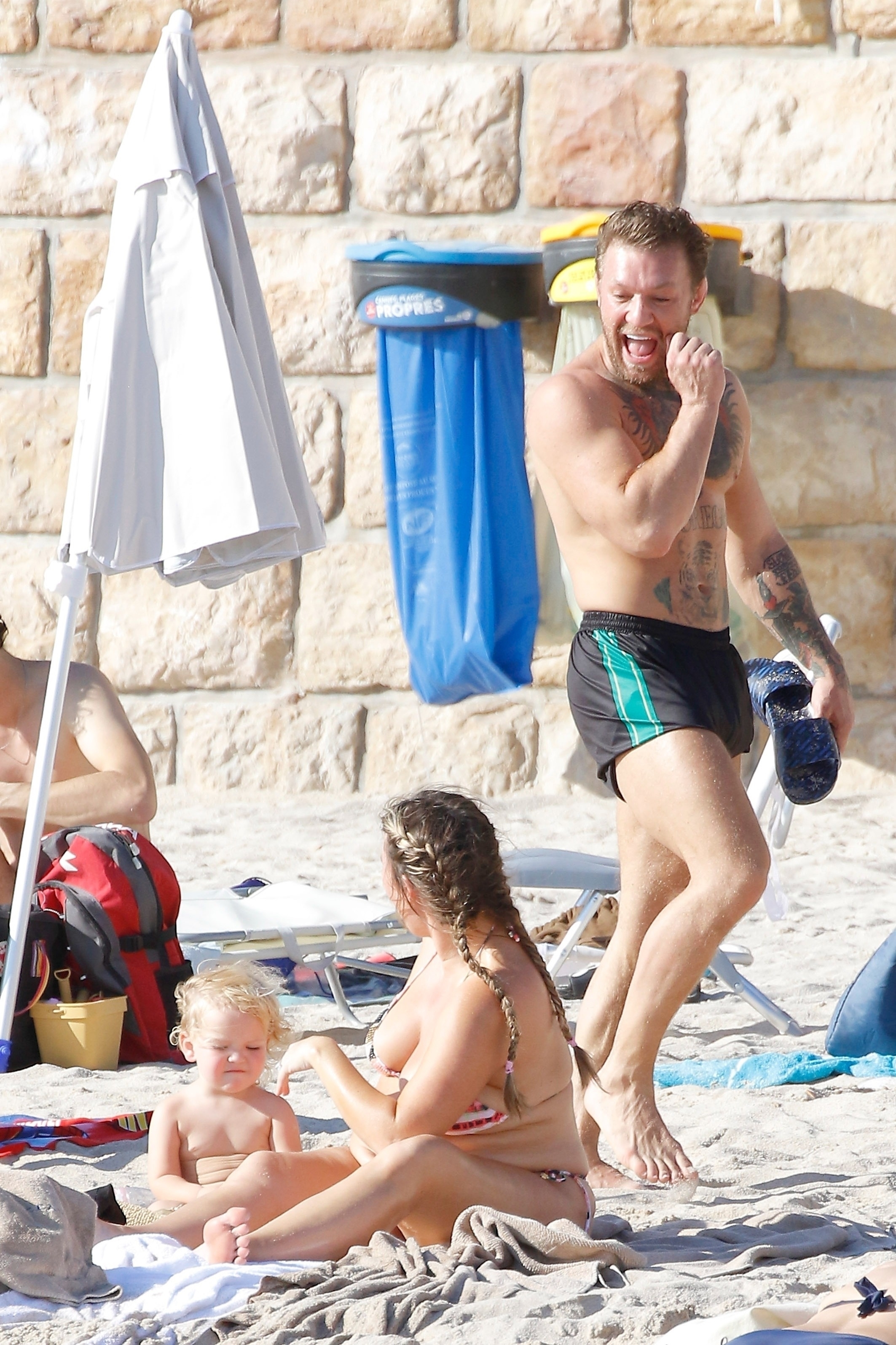 Während er am Strand war, trug der UFC-Star kein Hemd und Badehosen