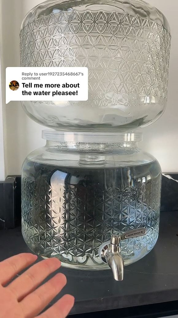 Sie zeigte einen Clip ihres stilvollen Alive Water-Krugs, der aus in Italien gefertigtem Glas bestand