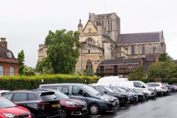 Der Rat lockt Kirchgänger mit einer Erhöhung der Parkgebühren an Sonntagen um 700 % an