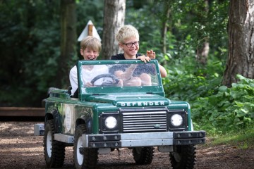 Eine Kinderattraktion in Großbritannien, von der Sie noch nie gehört haben, wo Kinder Mini-Land Rover fahren können