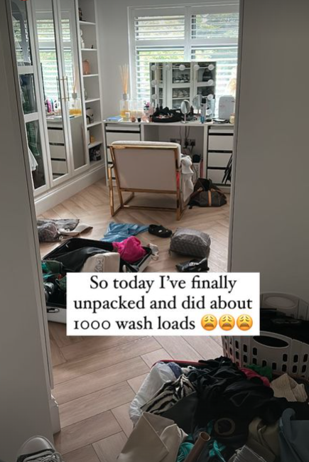 Sie scherzte, dass sie 1000 Wäscheladungen erledigt hatte, nachdem sie endlich ihre Villa-Outfits ausgepackt hatte