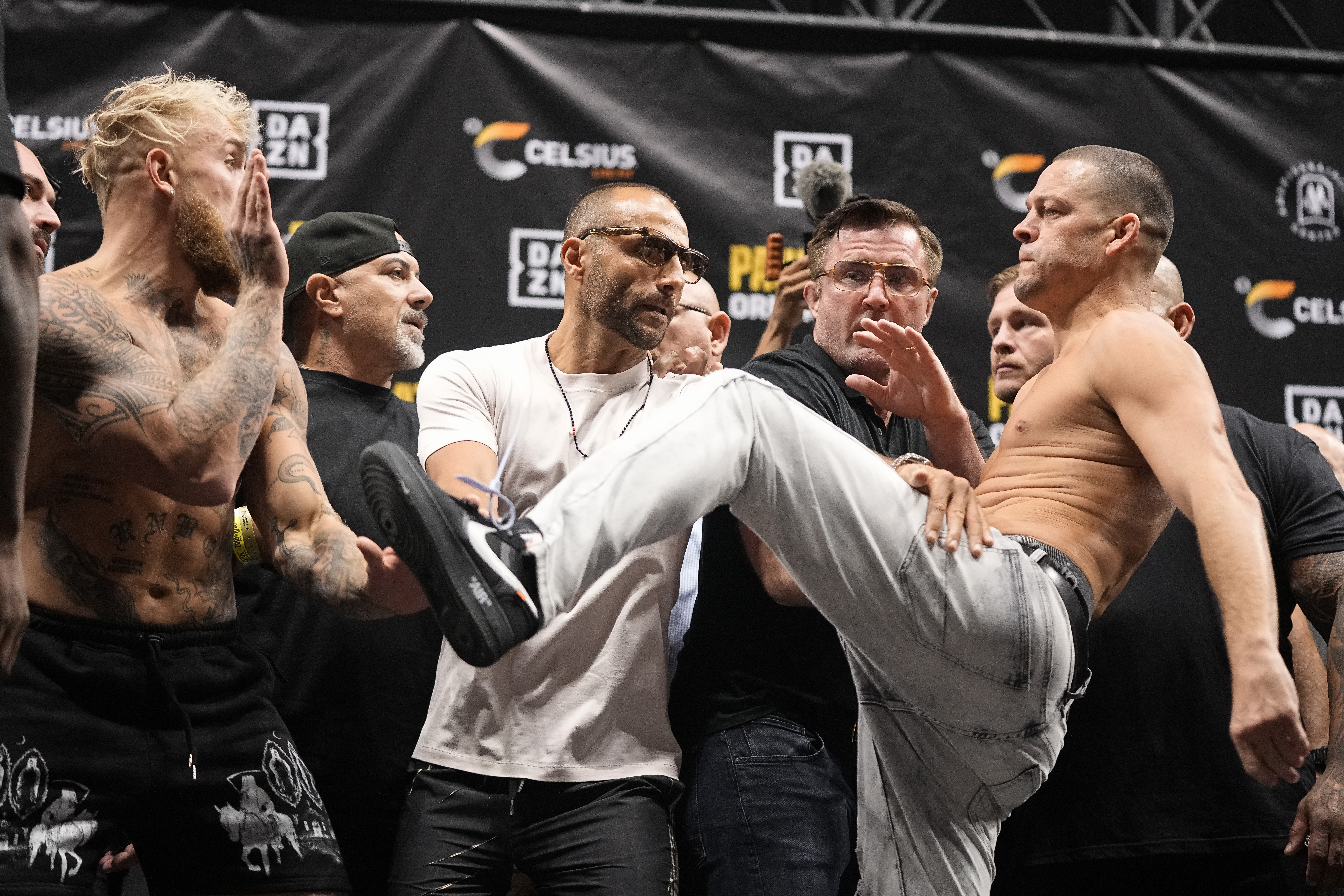 Der frühere UFC-Star Diaz versuchte, das Sorgenkind zu treten, nachdem die Spannungen zunahmen