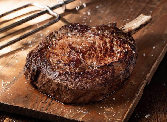 Ribeye-Steak mit Knochen im Fogo de Chao