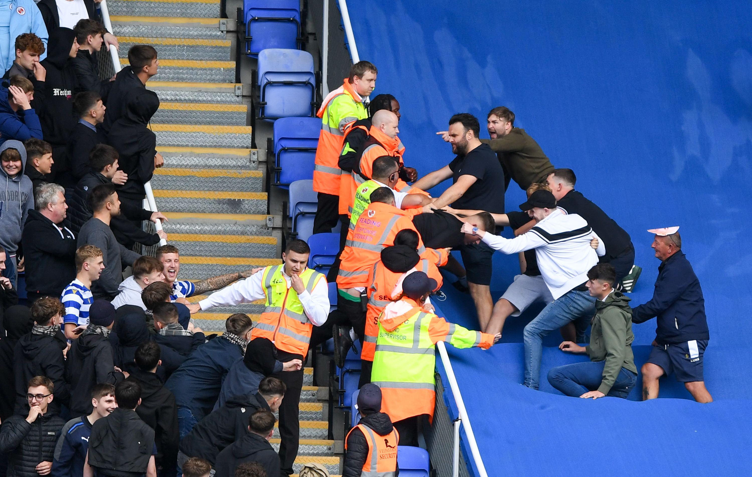 Die Stimmung zwischen den Fans zwischen Peterborough- und Reading-Fans flammte auf