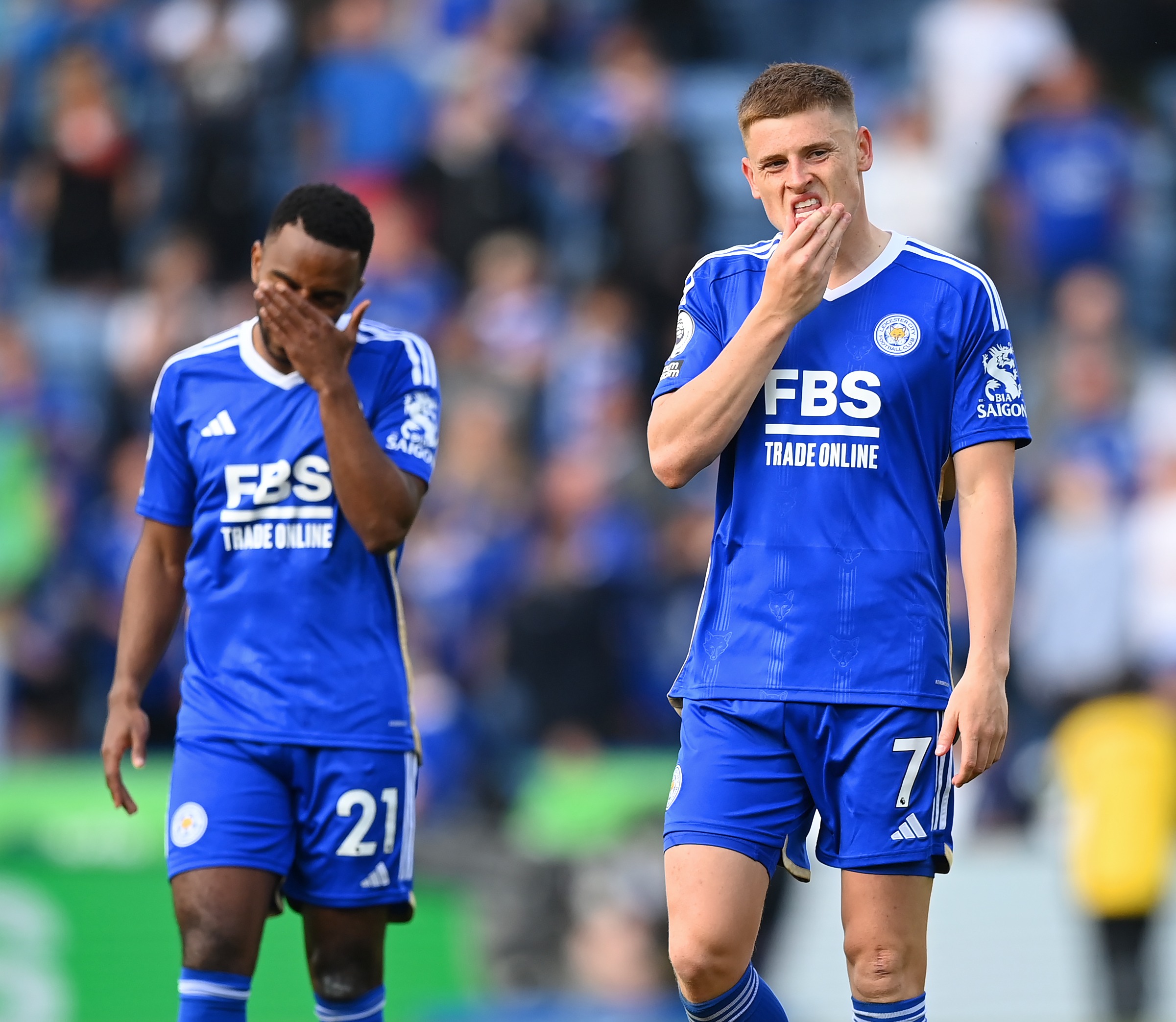 Harvey Barnes und Ricardo Pereira sind enttäuscht, da Leicesters Abstieg trotz ihres Sieges am letzten Spieltag gegen West Ham bestätigt ist