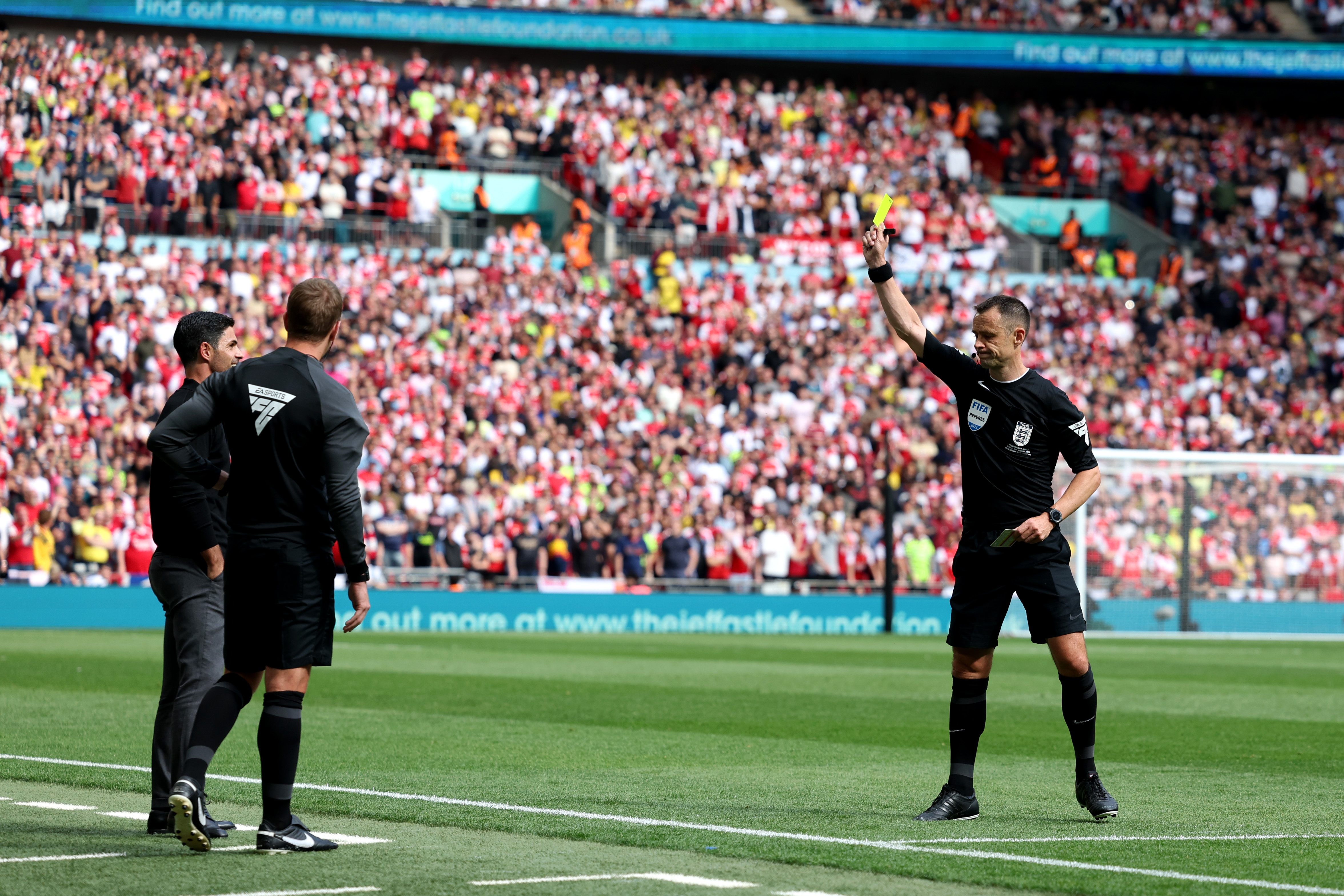 Arsenal-Chef Mikel Arteta wurde von Stuart Attwell verwarnt, weil er im Versuch, einen Spieler von Man City zu verpflichten, eine imaginäre Gelbe Karte gezeigt hatte