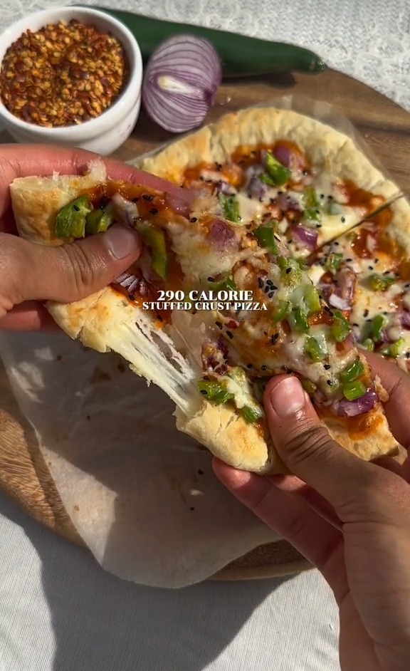 Arwa enthüllte das Endergebnis – eine Käsepizza mit gefülltem Boden und nur 290 Kalorien pro Kuchen