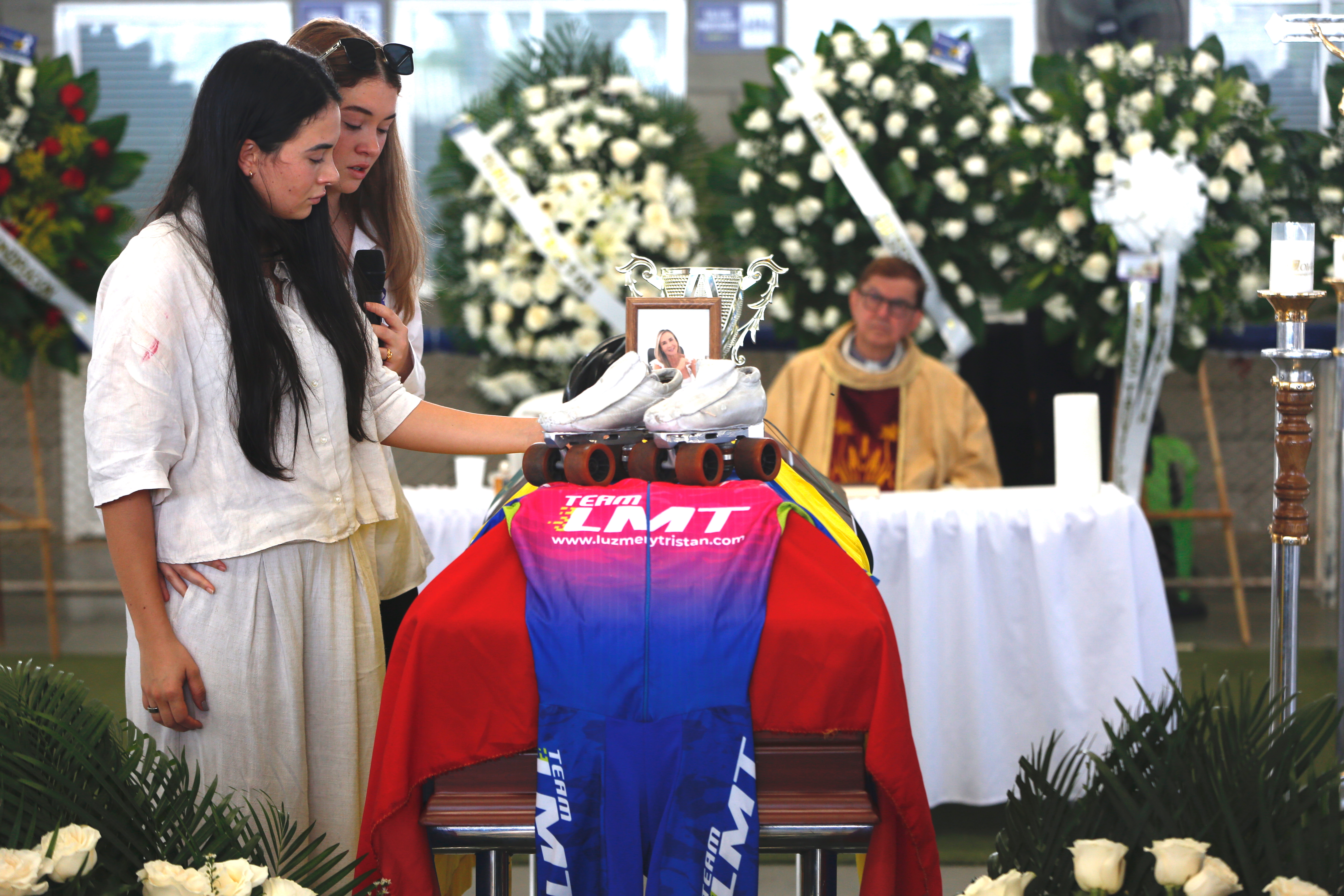 Verwandte und Freunde trauern um den ehemaligen kolumbianischen Eiskunstläufer Luz Mery Tristan in Cali, Kolumbien