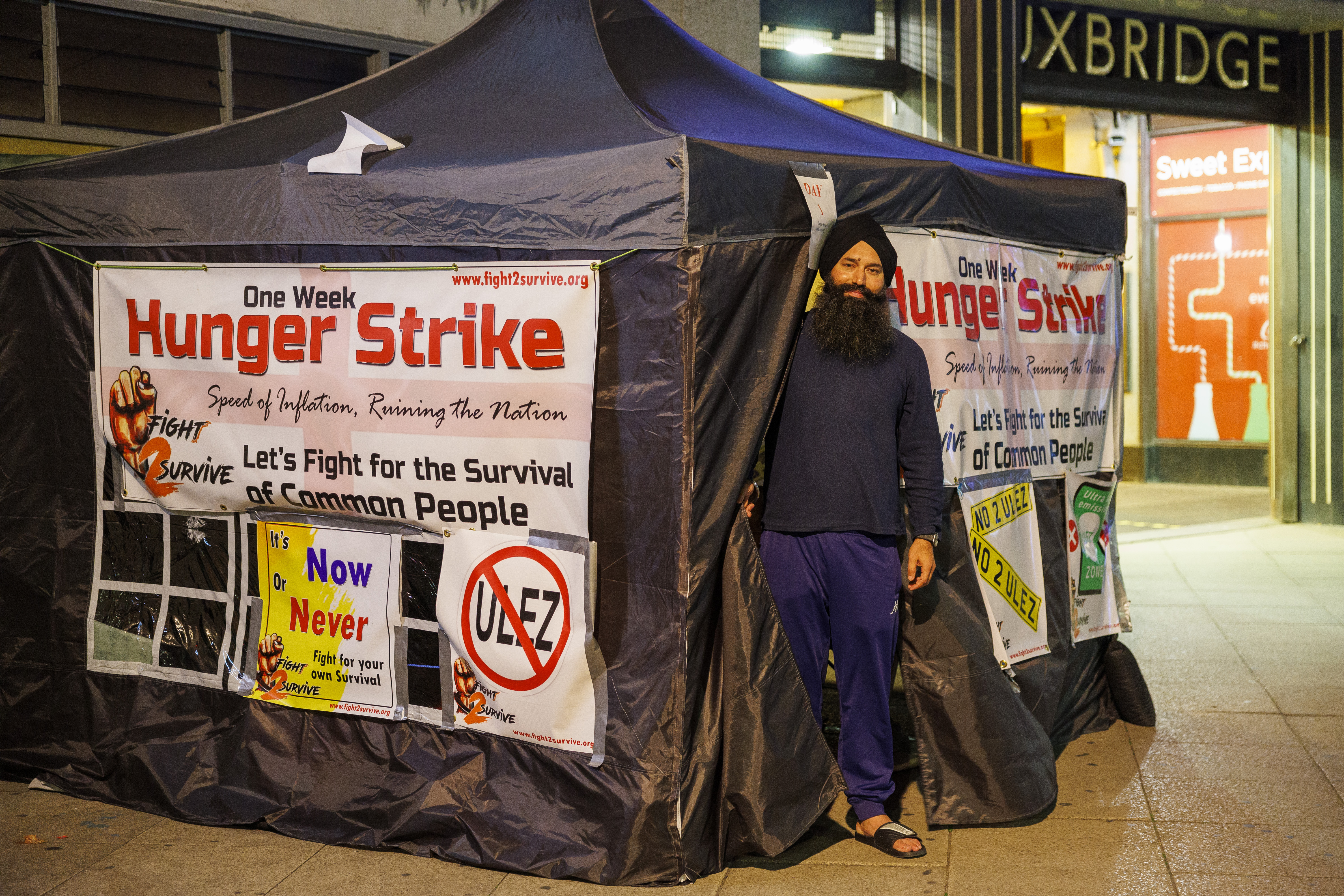 Er wird die Woche in einem Zelt vor der U-Bahn-Station Uxbrige verbringen – wo die Wähler letzten Monat den Plan abgelehnt haben