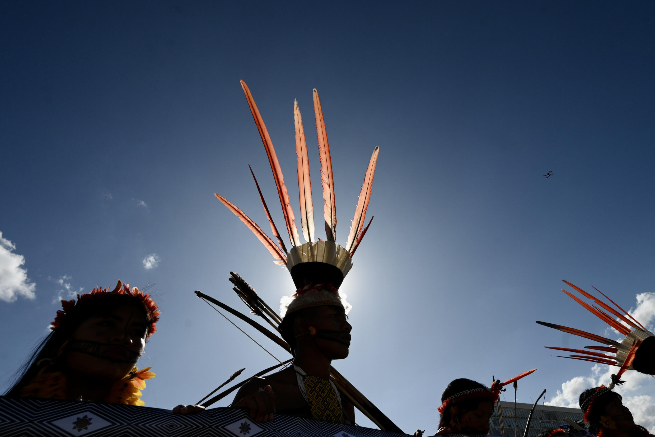 Indigene Gruppen wie diese, die im Juni 2023 in Brasilia gegen Landrechte protestierten, gelten als wichtige Puffer gegen die Abholzung des Amazonas