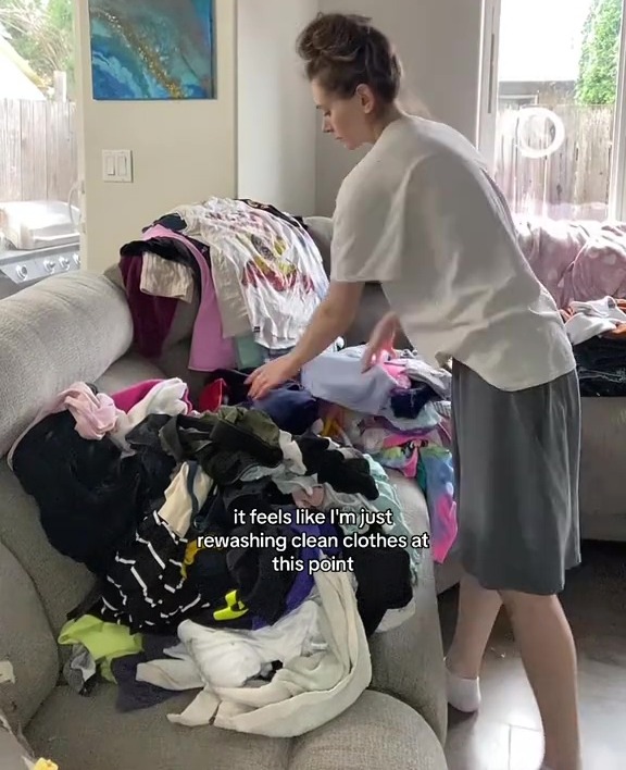 Sie gab zu, dass sie den ganzen Tag brauchen würde, um alle Kleidungsstücke zusammenzulegen
