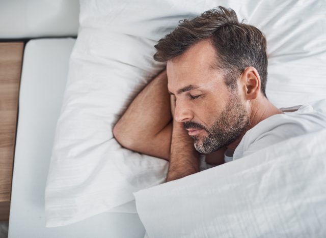 Mann schläft friedlich, nachdem er die besten Schlaf-Hacks ausprobiert hat