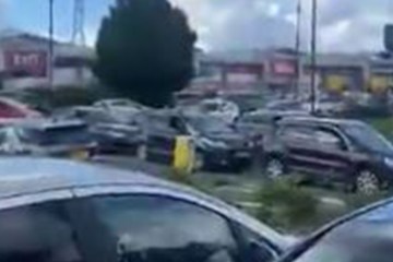 Autofahrer blieben im Parkalbtraum eines beliebten Einkaufszentrums in der Falle