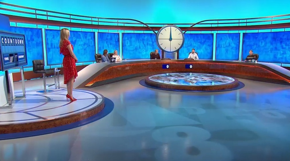 Sie zeigte ihre straffen Beine in dem komplett roten Kleid
