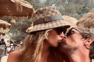 Abbey Clancy und Ehemann Peter Crouch genießen leidenschaftliche Küsse wie im Familienurlaub