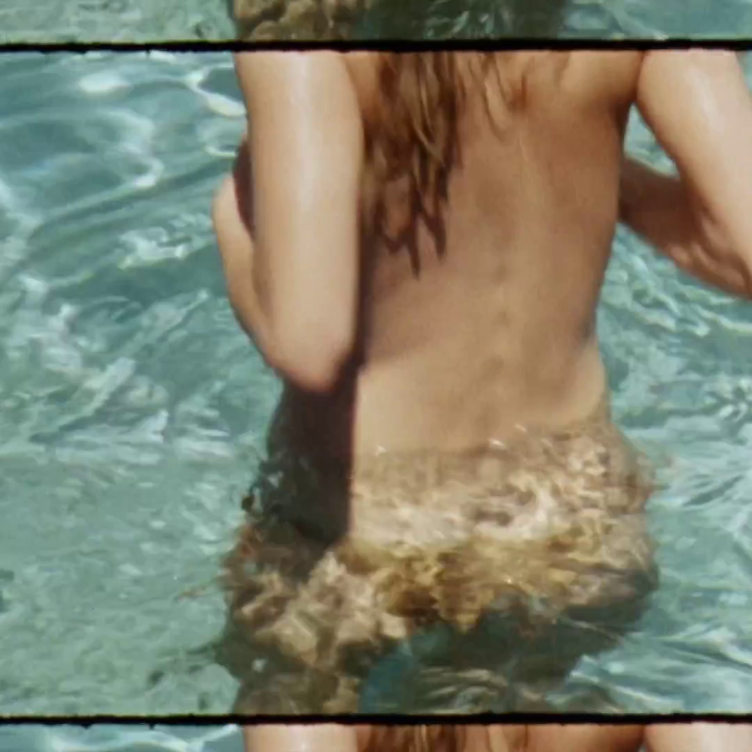 Poppy verdeckt ihre Scham mit ihren Händen, während sie in einem Schwimmbad in Italien herumtollt