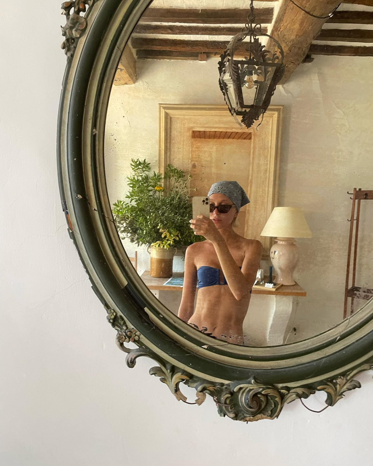 Prinzessin Olympia hat ein Selfie gepostet, auf dem sie in einem winzigen blauen Bikini vor einem Spiegel steht
