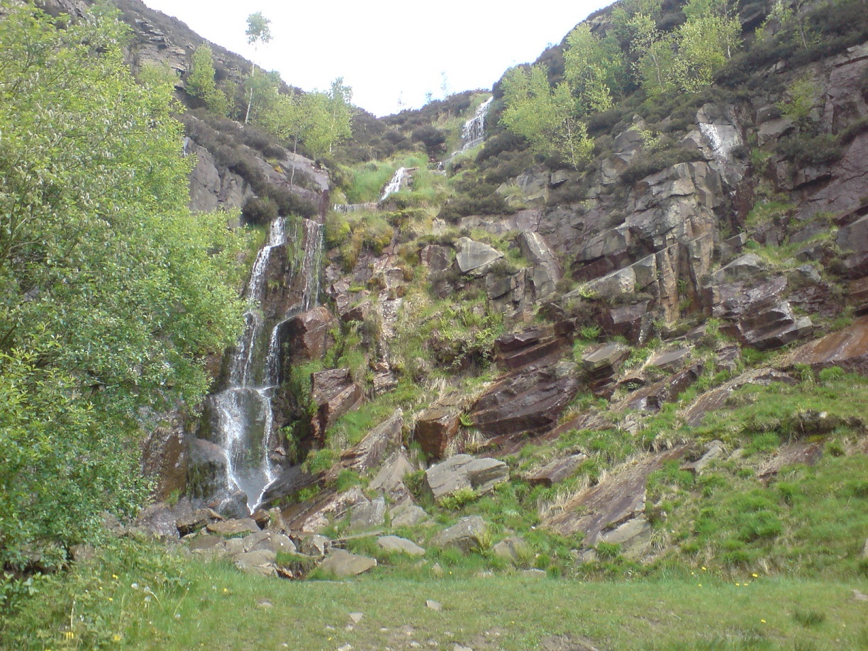 Die Attraktion heißt Pingot Quarry Waterfall und befindet sich in Shaw und Crompton